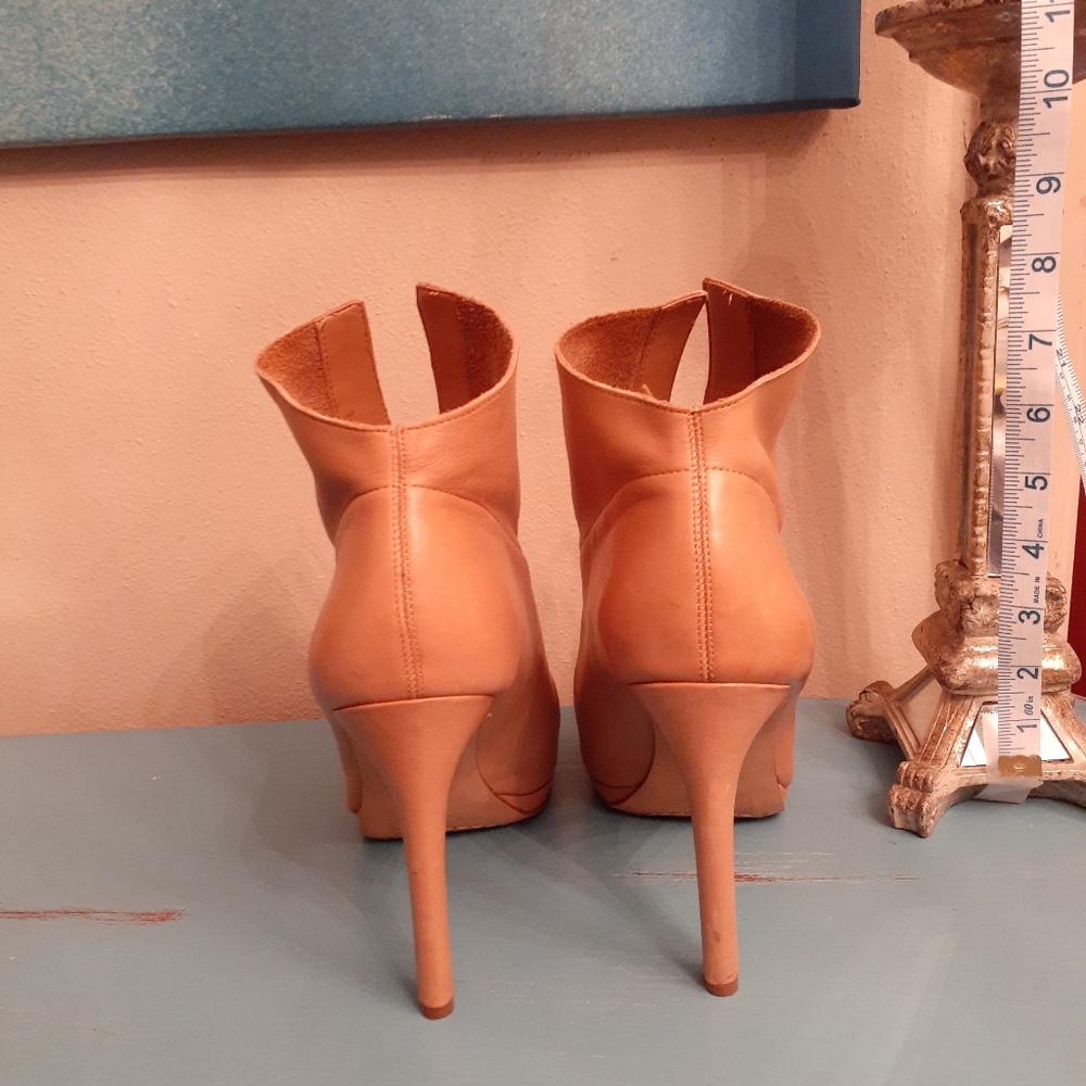 Vince Camuto - Picture 5 of 7